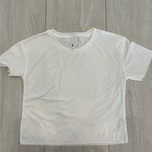 Women’s cropped body with relaxed, fit white crop top